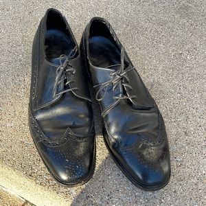 Men’s vintage black wing tip shoes. Size 10 1/2